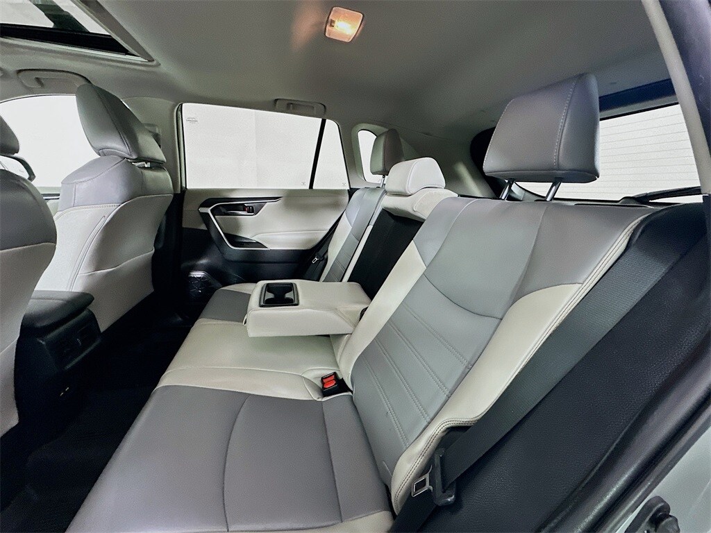 2021 Toyota RAV4 XLE Premium photo 4