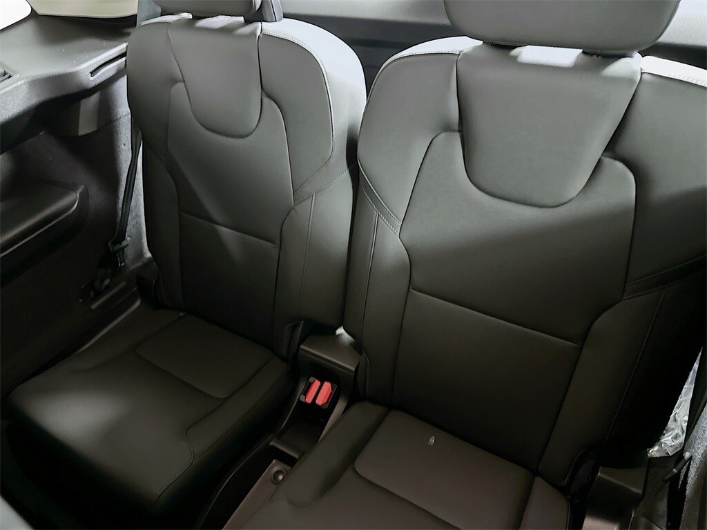 2025 Volvo XC90 B5 Plus photo 3