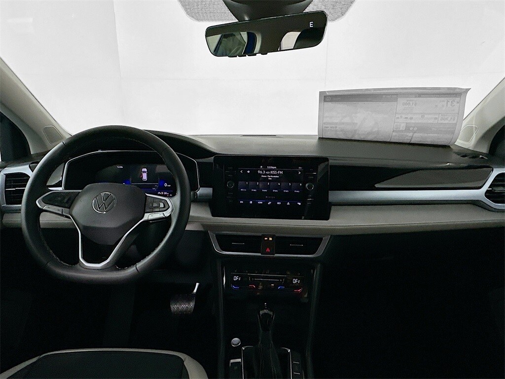 2025 Volkswagen Taos SE photo 3
