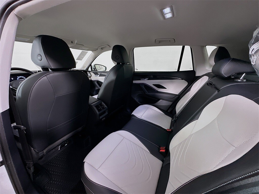 2025 Volkswagen Tiguan SE photo 3