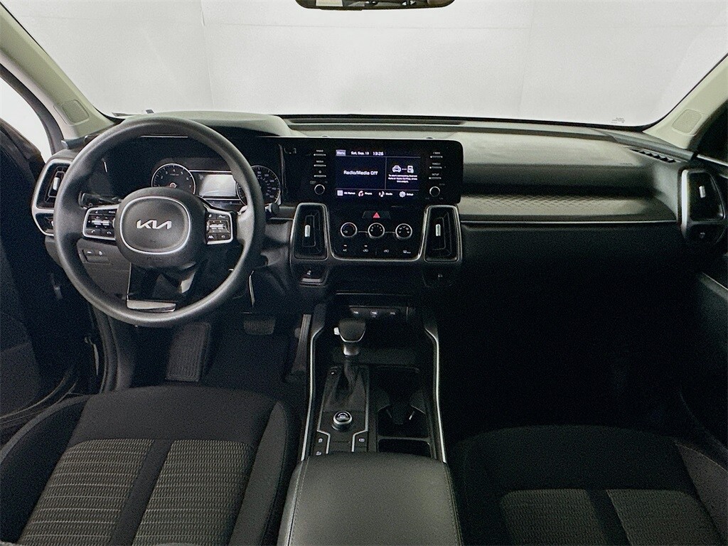 2023 Kia Sorento LX photo 3