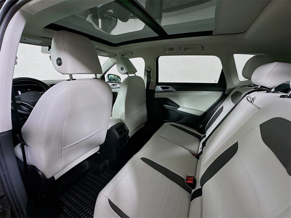 2025 Volkswagen Taos SE photo 3