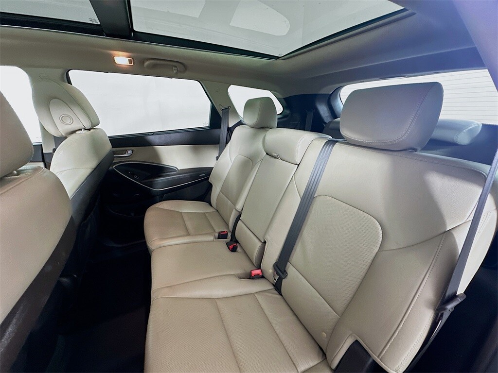 2017 Hyundai Santa Fe SE Ultimate photo 4