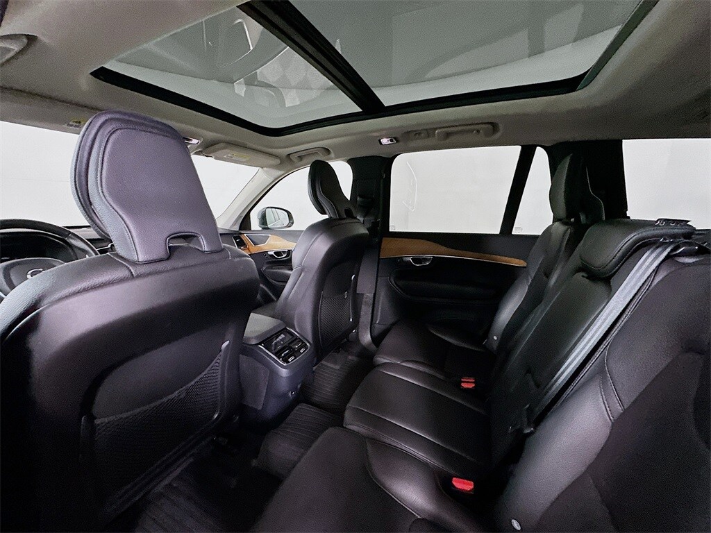 2022 Volvo XC90 T6 Momentum photo 4