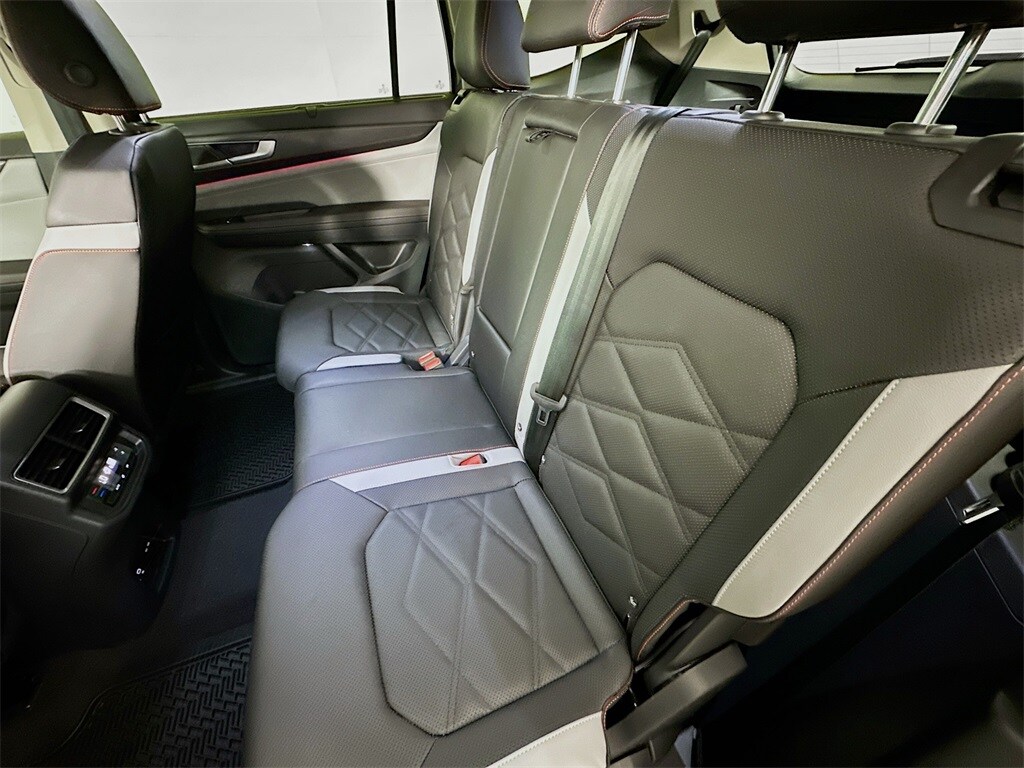 2025 Volkswagen Atlas Peak Edition SE photo 4