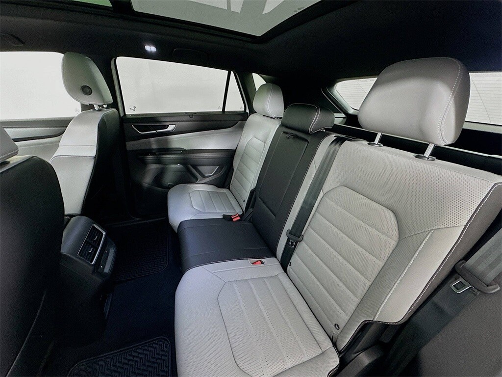 2026 Volkswagen Atlas Cross Sport SEL R-Line photo 2