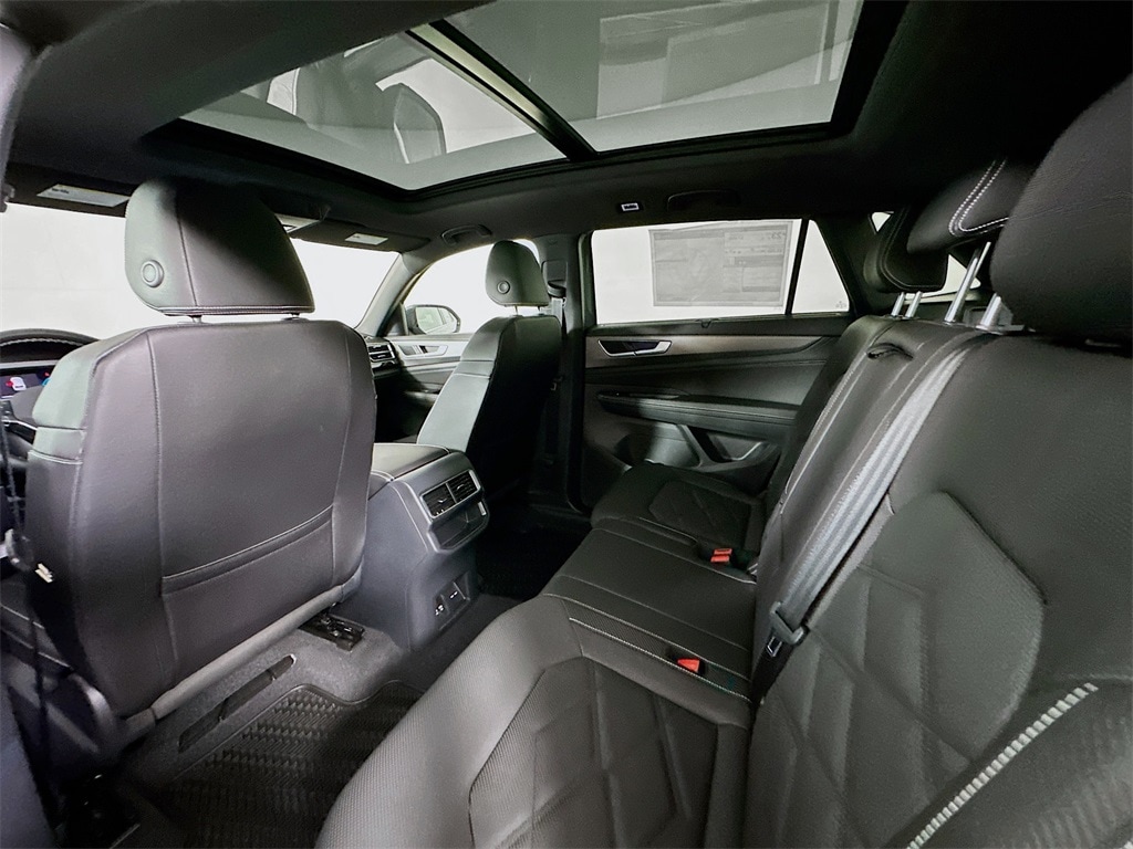 New 2025 Volkswagen Atlas Cross Sport 2.0T SE w/Technology SUV