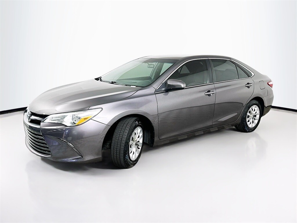 2016 Toyota Camry LE photo 2