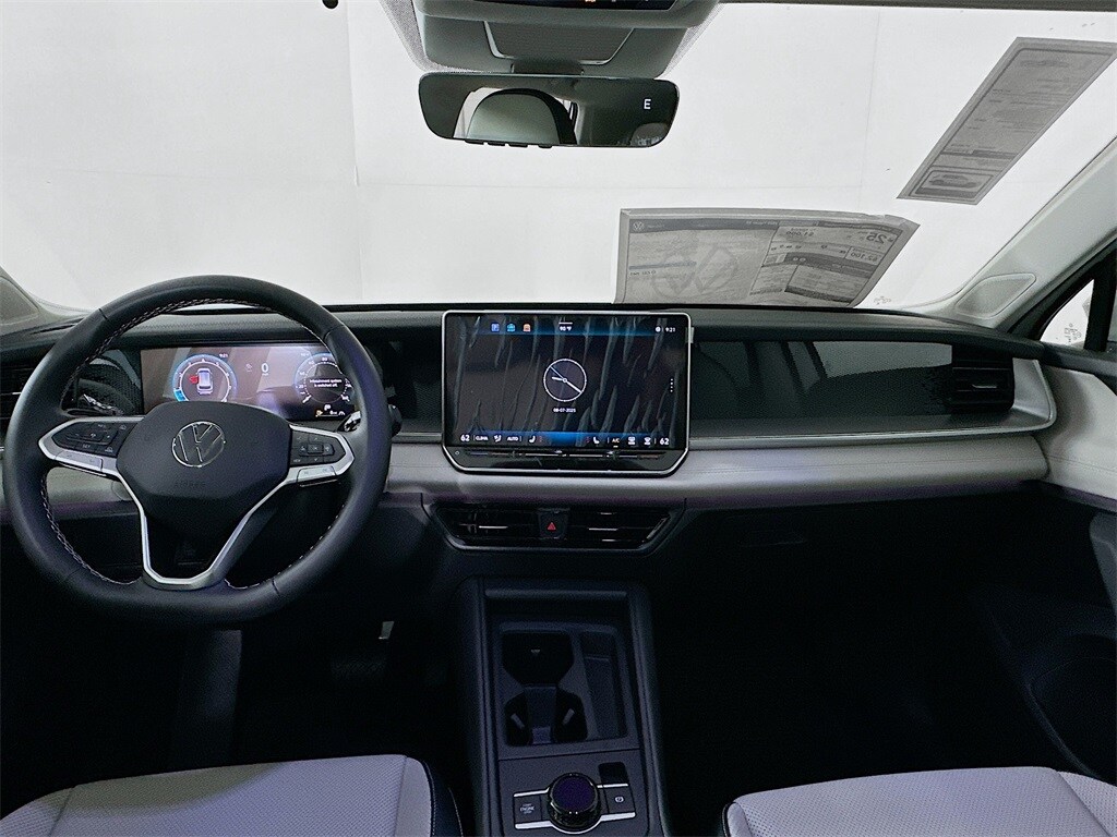 2025 Volkswagen Tiguan SE photo 2