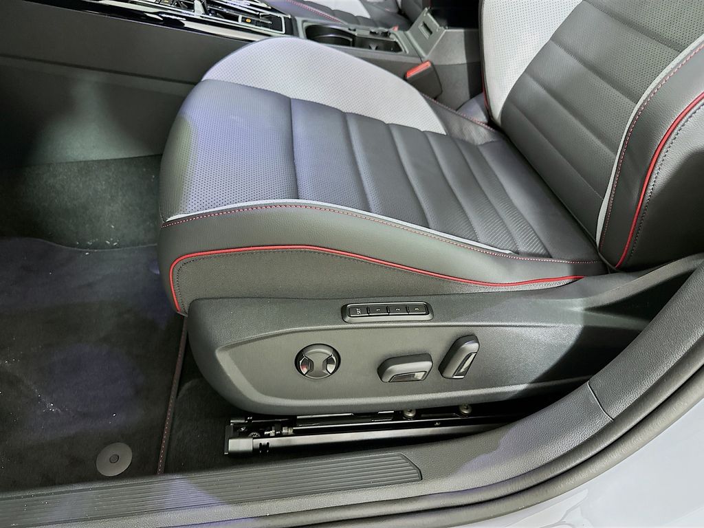 2025 Volkswagen Golf GTI SE - Photo 9