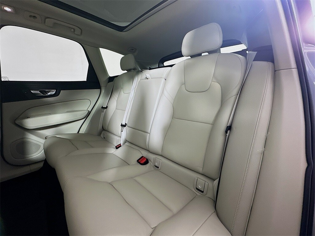 2025 Volvo XC60 B5 Plus photo 3