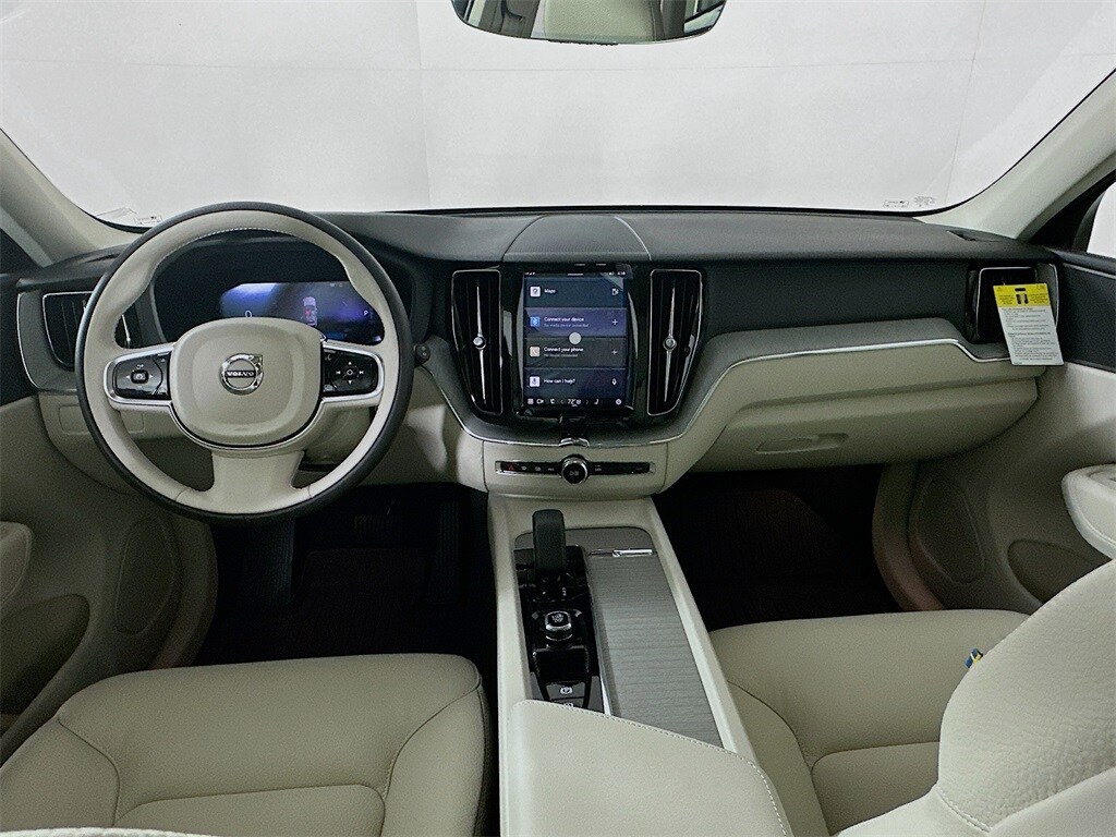 2025 Volvo XC60 B5 Plus photo 2