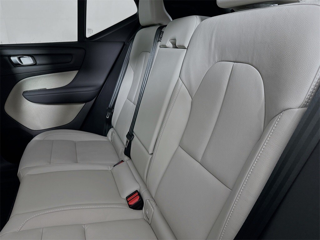 2025 Volvo XC40 Plus photo 3