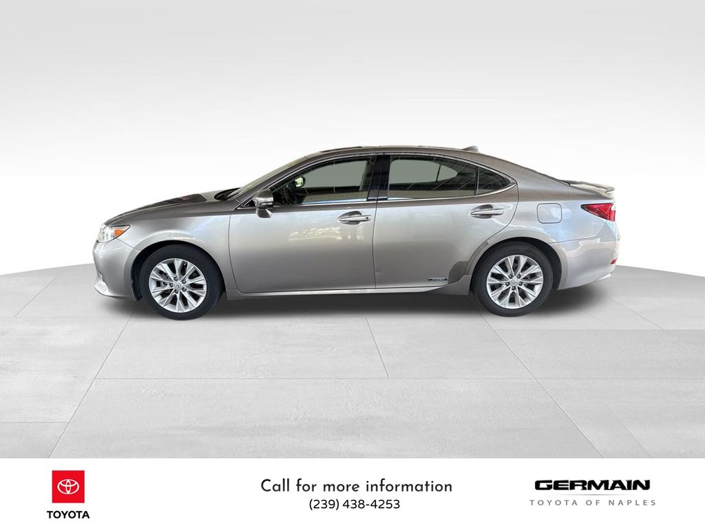 2015 Lexus ES 300h photo 2