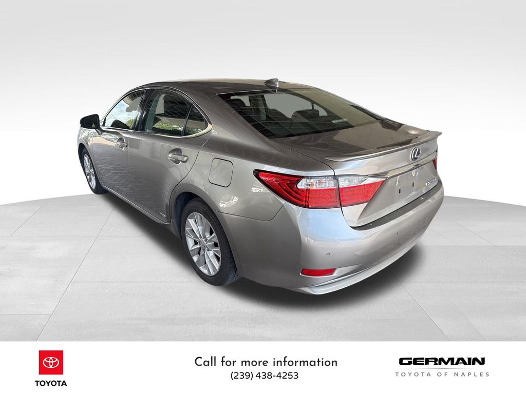 2015 Lexus ES 300h photo 3