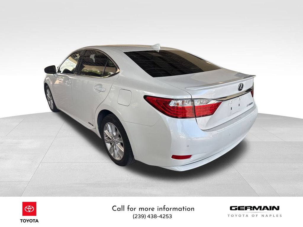 2015 Lexus ES 300h photo 3