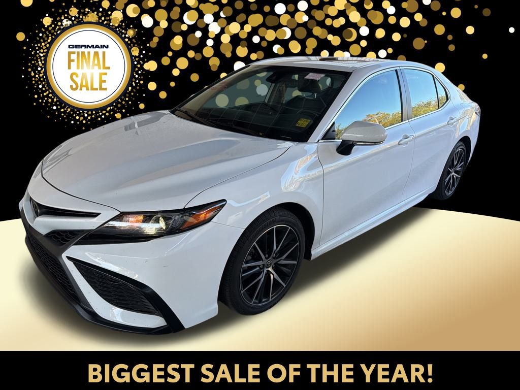 2022 Toyota Camry SE's photo