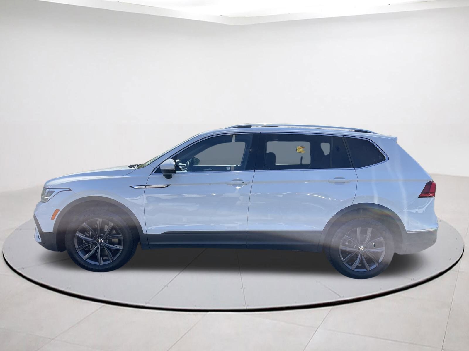 2022 Volkswagen Tiguan SE photo 3