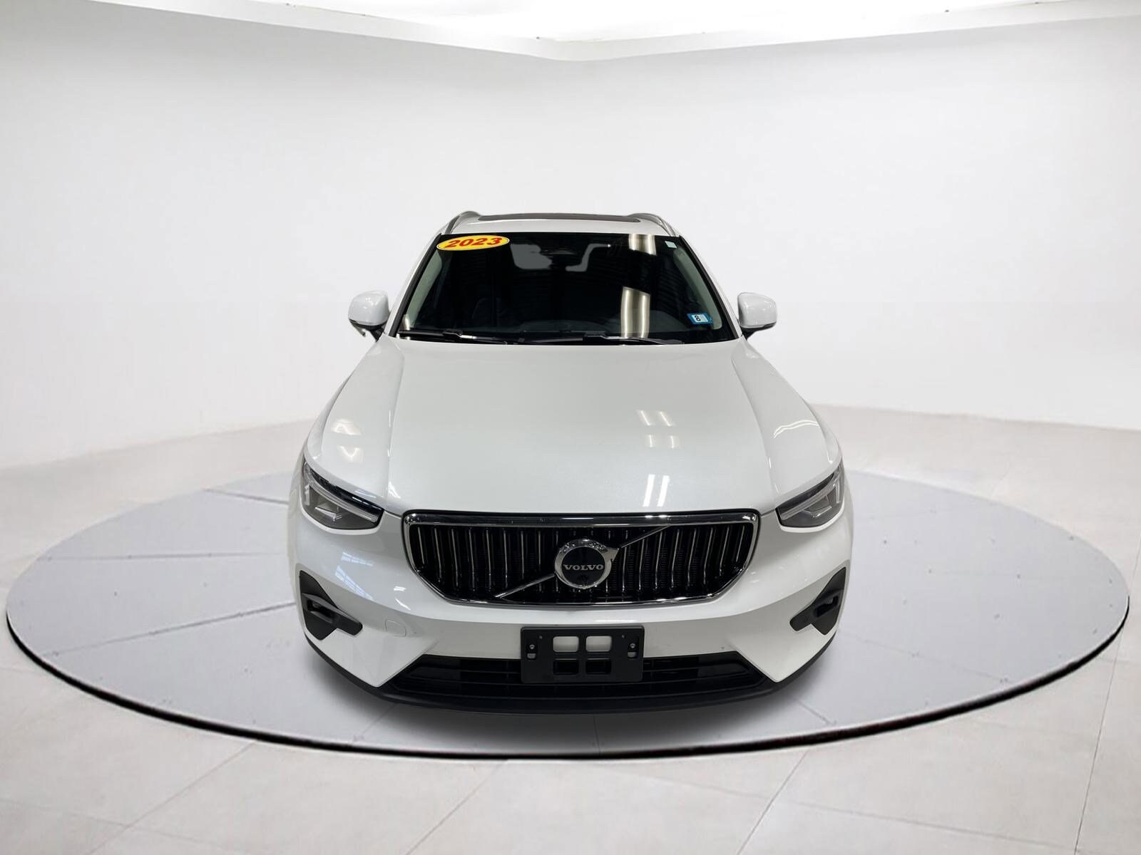 2023 Volvo XC40 AWD Plus photo 2