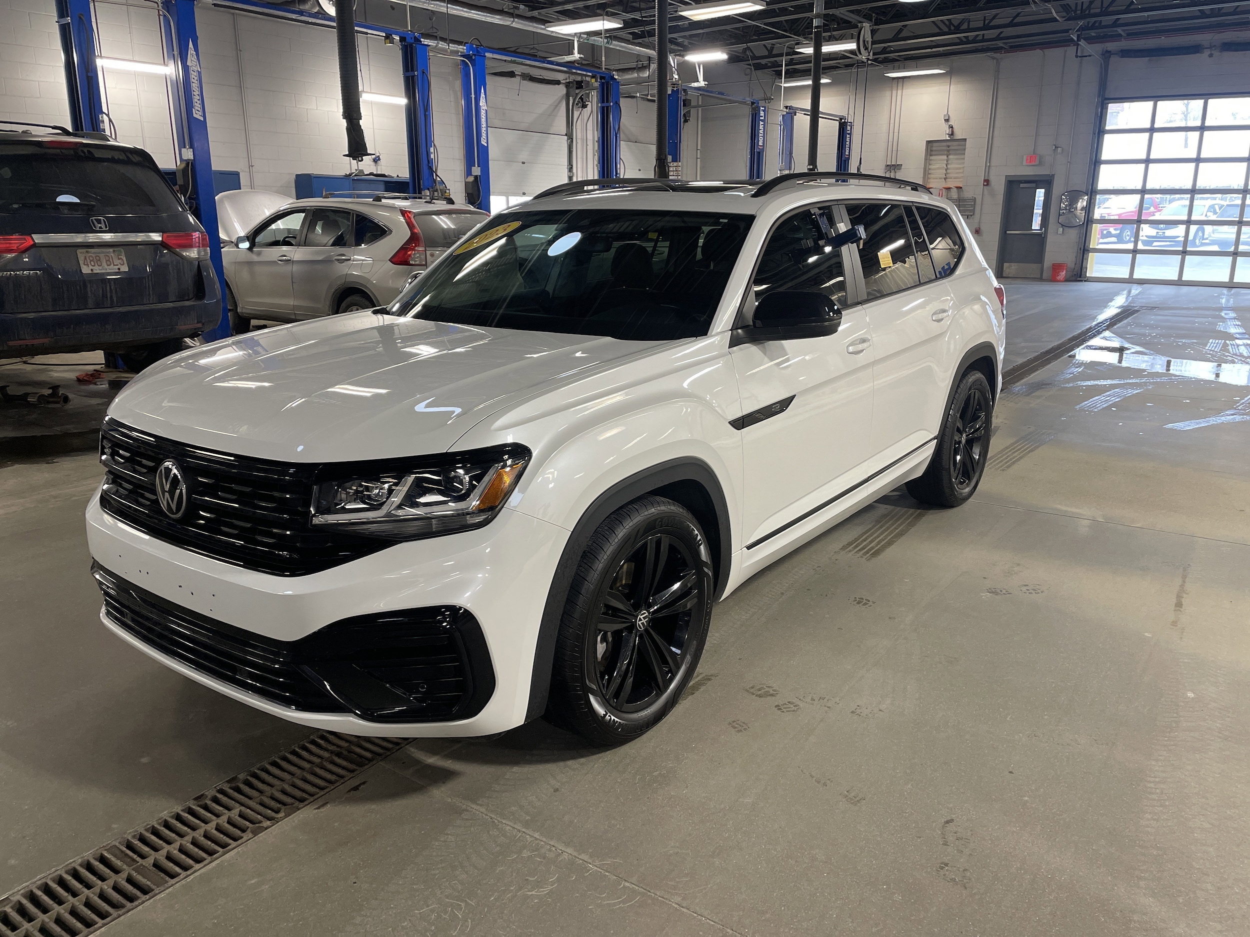 2023 Volkswagen Atlas SEL R-Line Black's photo