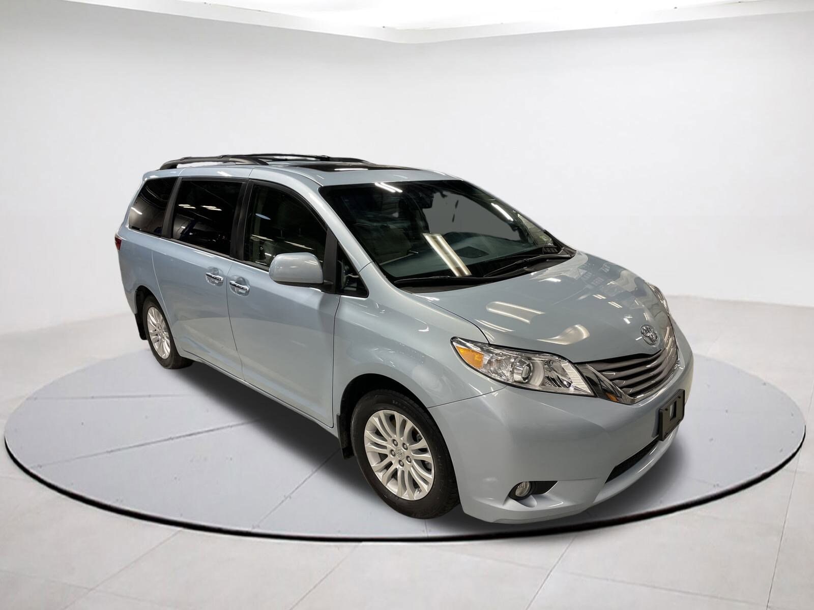 2017 Toyota Sienna XLE Premium photo 3