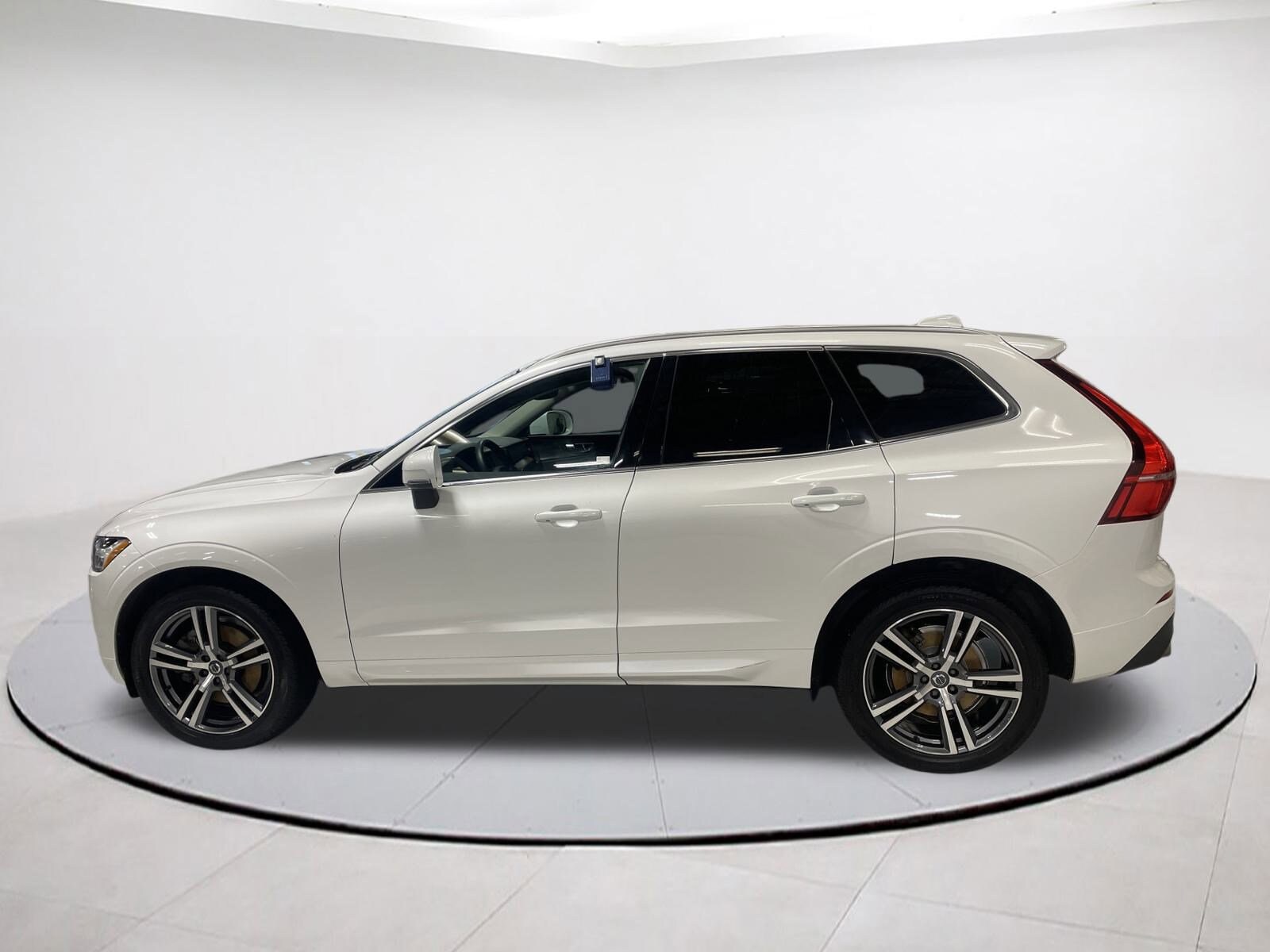 2021 Volvo XC60 T6 Momentum photo 3