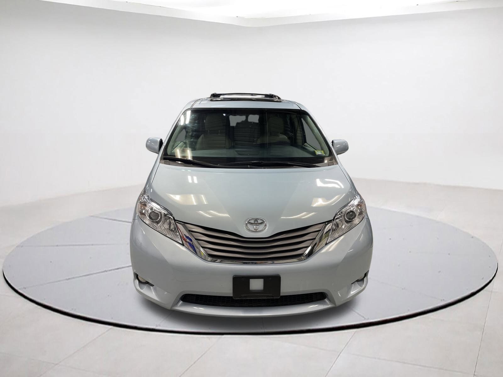 2017 Toyota Sienna XLE Premium photo 2