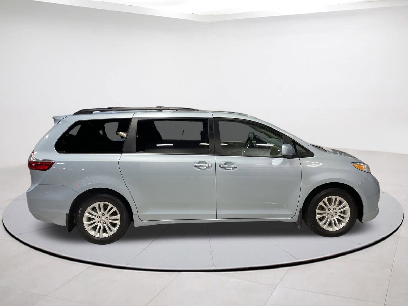 2017 Toyota Sienna XLE Premium photo 4