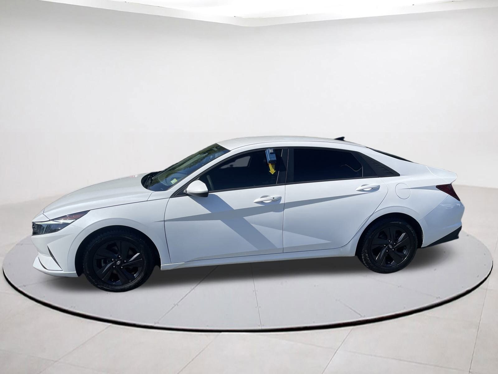 2022 Hyundai Elantra SEL photo 3
