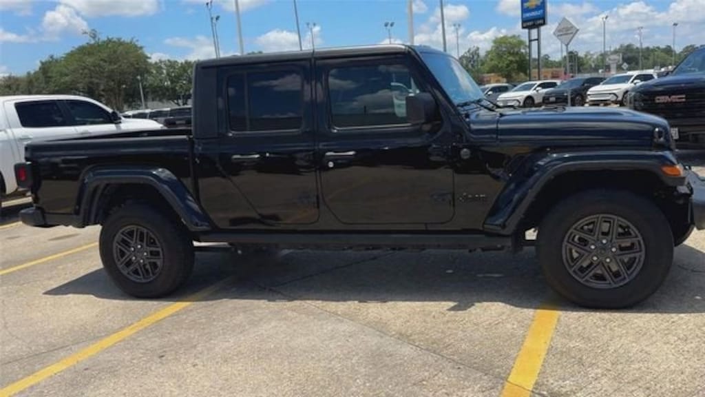 Used 2024 Jeep Gladiator Sport Truck Crew Cab