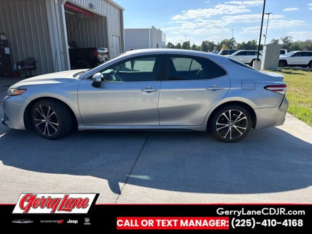 Used 2020 Toyota Camry SE Sedan