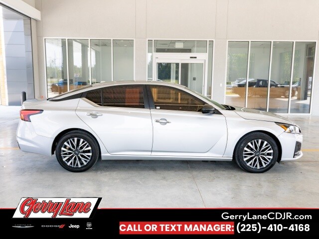 2024 Nissan Altima 2.5 SV photo 2