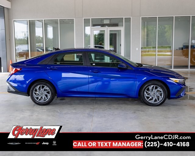 2024 Hyundai Elantra SEL photo 3
