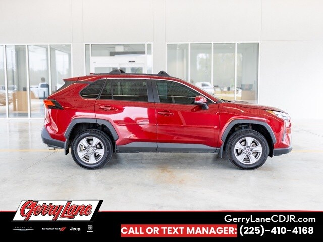 2023 Toyota RAV4 XLE photo 3