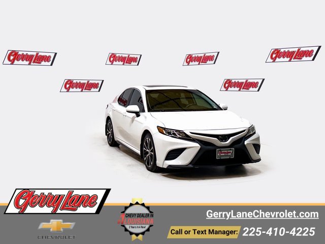 2020 Toyota Camry SE's photo