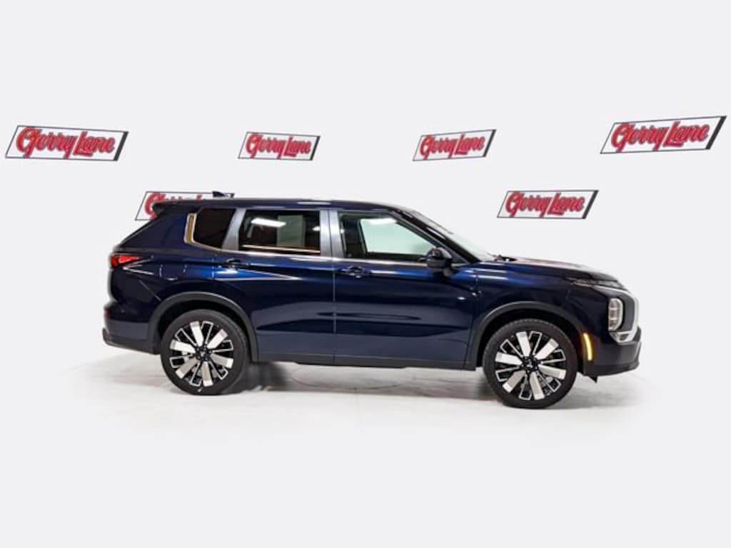 Used 2025 Mitsubishi Outlander SE SUV