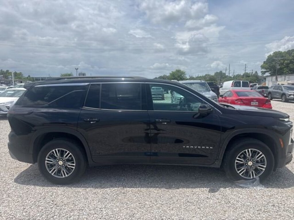 Used 2025 Chevrolet Traverse LT SUV
