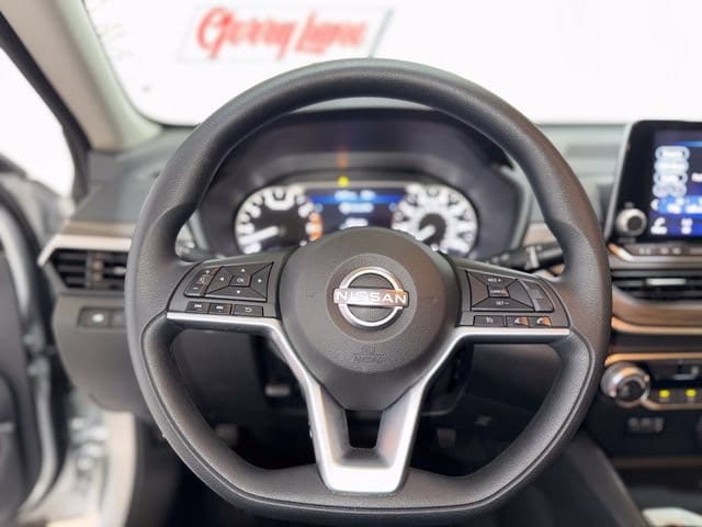 2025 Nissan Altima SV - Photo 6