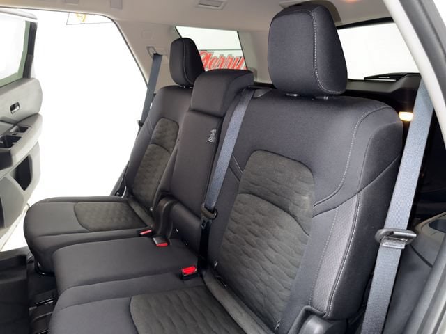 2025 Nissan Pathfinder SV - Photo 16
