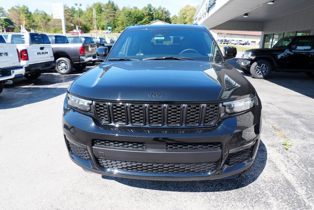 2025 Jeep Grand Cherokee Limited photo 2