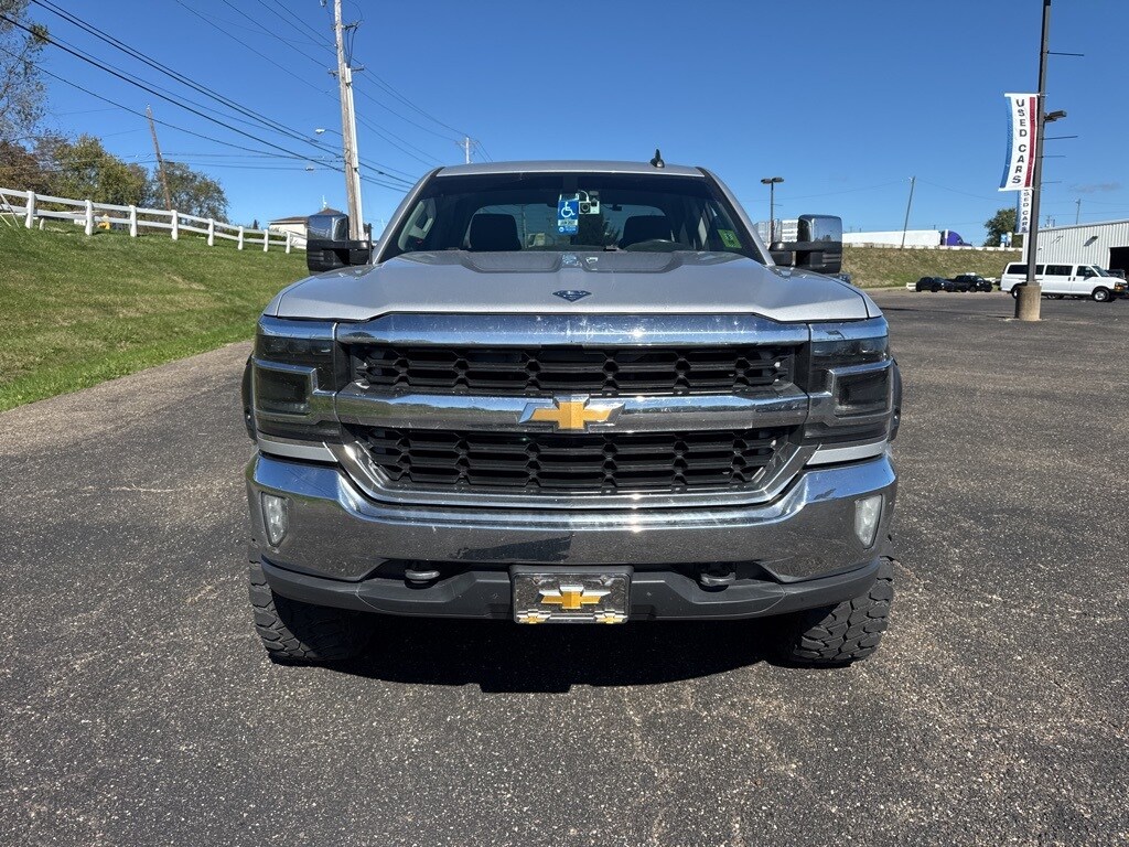 2017 Chevrolet Silverado 1500 LT photo 2