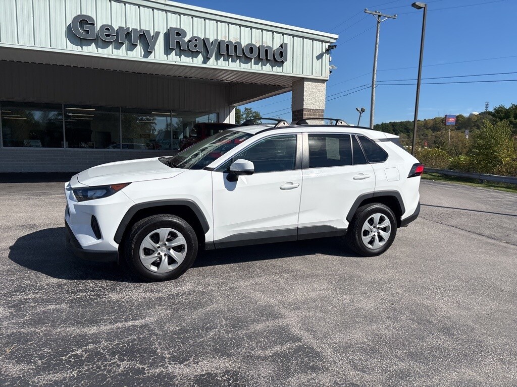 2020 Toyota RAV4 LE photo 2