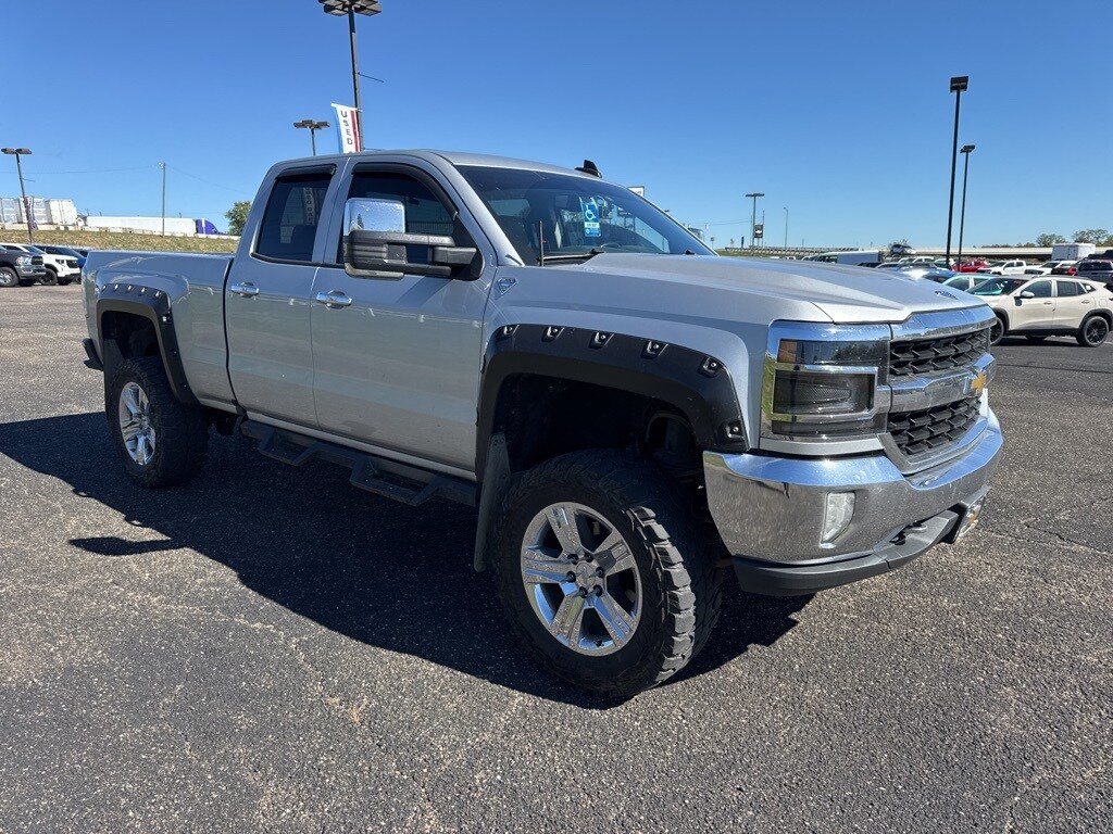2017 Chevrolet Silverado 1500 LT photo 3