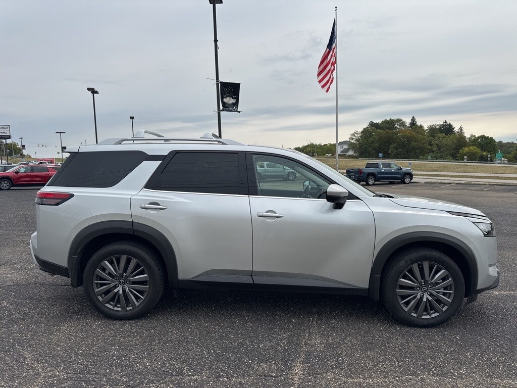 2025 Nissan Pathfinder SL photo 3