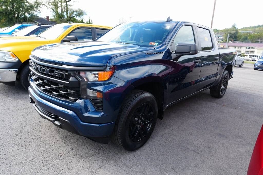 2023 Chevrolet Silverado 1500 Custom photo 2