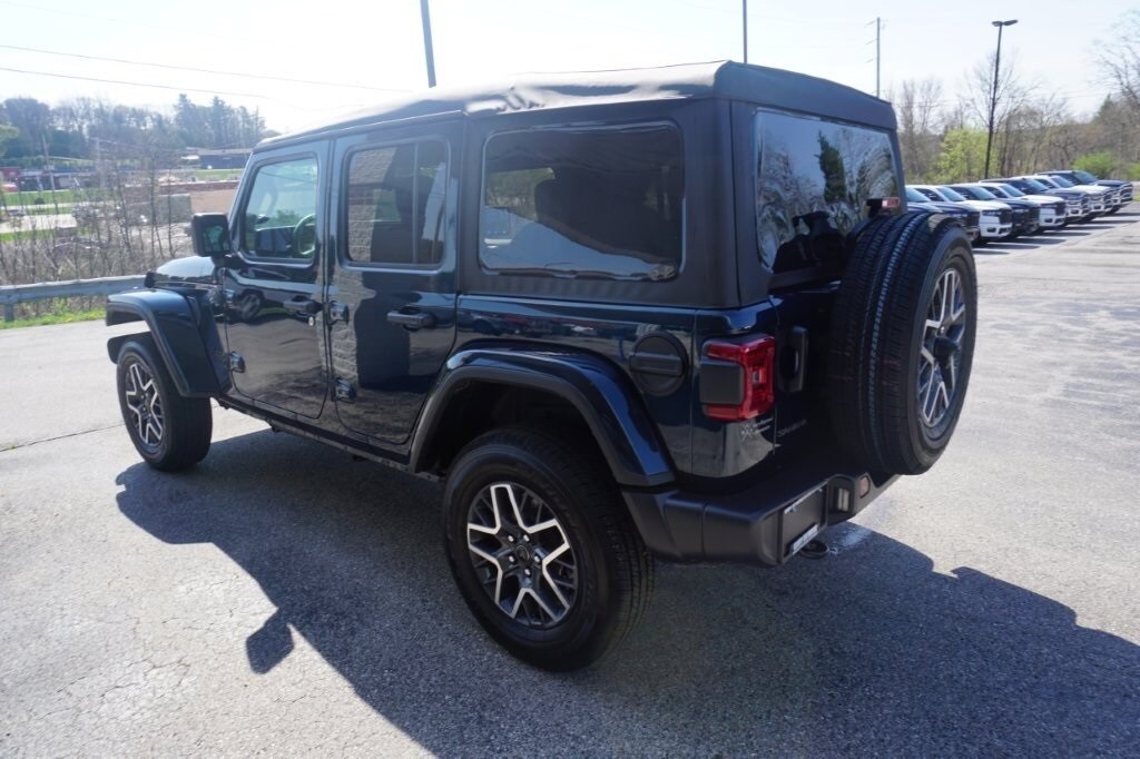 2025 Jeep Wrangler Sahara photo 4