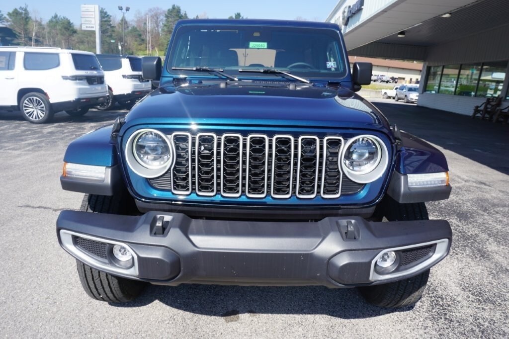 2025 Jeep Wrangler Sahara photo 2