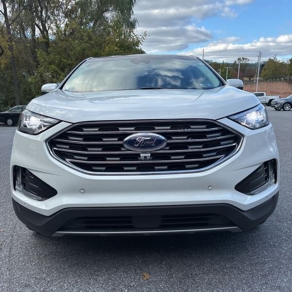 2020 Ford Edge Titanium photo 2