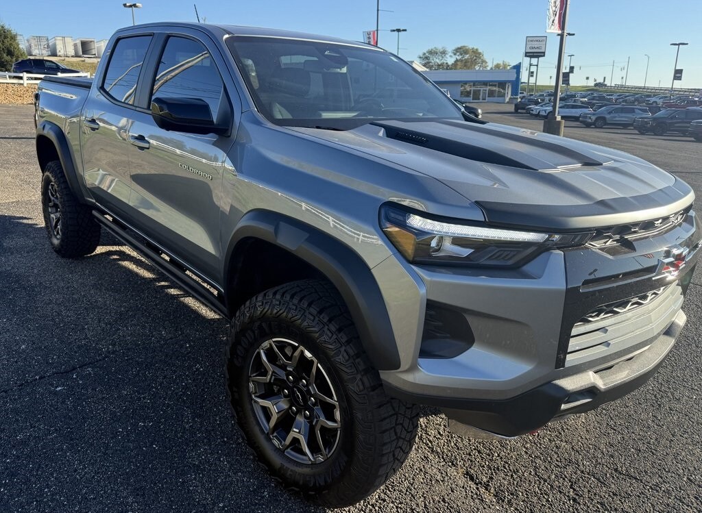 2025 Chevrolet Colorado ZR2 photo 2