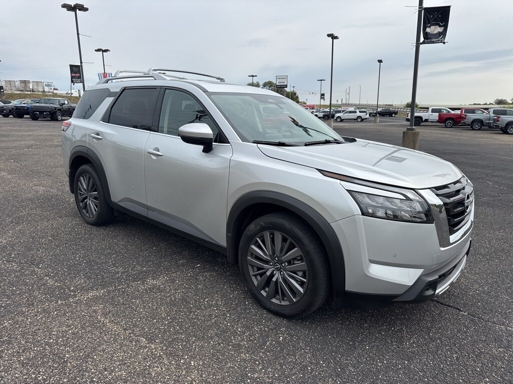 2025 Nissan Pathfinder SL photo 2